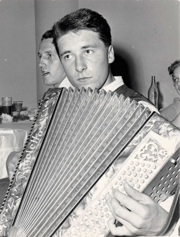 1961: Harmonika k němu patřila už od mládí.