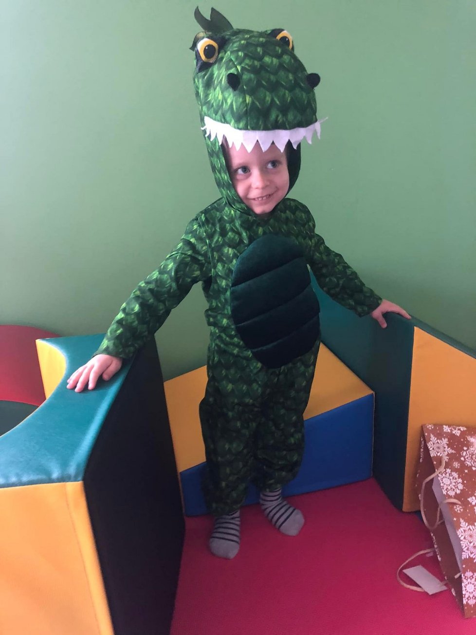 Jiříček s SMA oslavil své první Zolgenismy, dostal kostým krokodýla.
