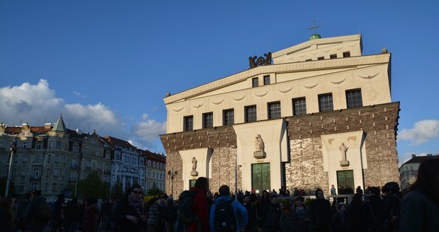 Kostel Nejsvětějšího Srdce Páně stojí na náměstí Jiřího z Poděbrad.