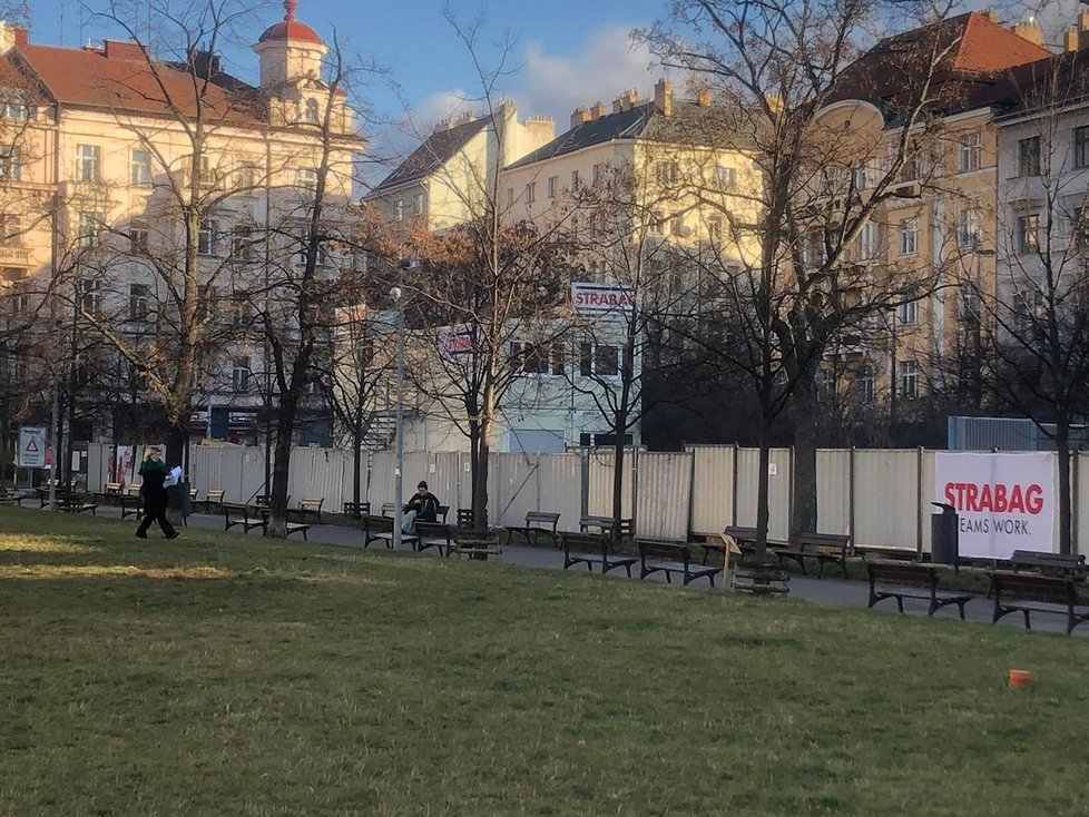 Na náměstí Jiřího z Poděbrad začala ražba štoly pro budoucí výtah. Stavbu hlídá i svatá Barbora.