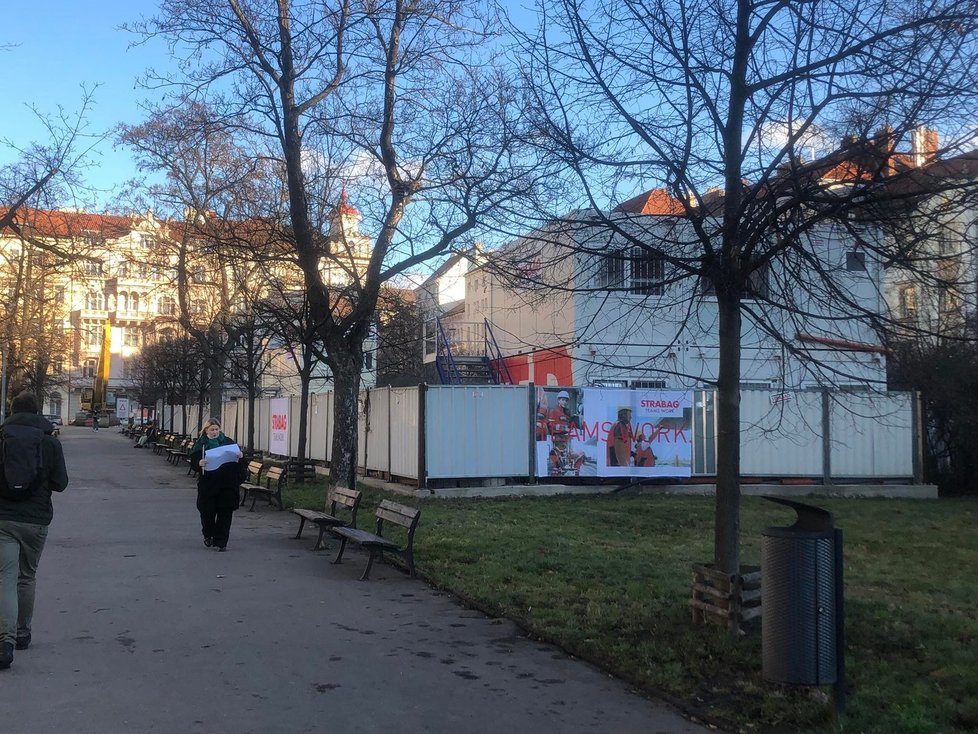 Na náměstí Jiřího z poděbrad začla ražba štoly pro budoucí výtah. Stavbu hlídá i svatá Barbora