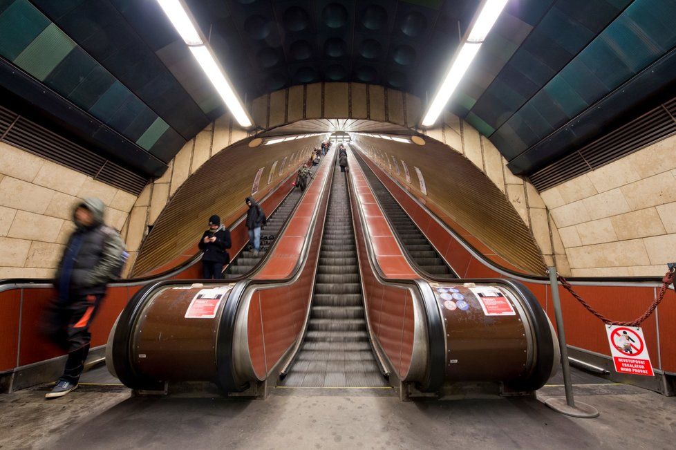 Ražba tunelu metra linky A poškodila dlažbu kostela Nejsvětějšího Srdce Páně na náměstí Jiřího z Poděbrad. (ilustrační foto)