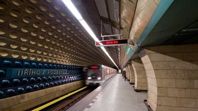 Cestující, pozor! Stanice metra Jiřího z Poděbrad je zavřená, otevře se až v listopadu