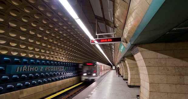 Stanici metra Jiřího z Poděbrad čekají veliké opravy. Začnou od září. Od ledna 2023 se na deset měsíců uzavře