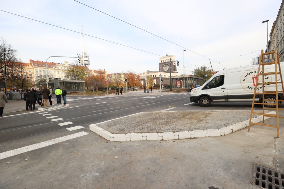 Na náměstí Jiřího z Poděbrad začaly fungovat 4 nové přechody. TSK je zde vytvořila v rámci rekonstrukce světelné signalizace