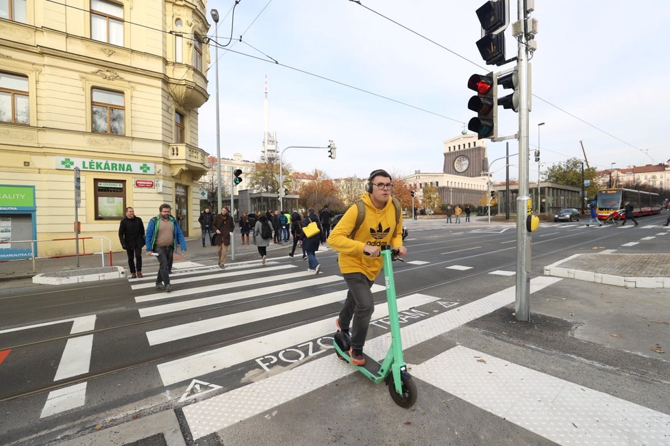 Na náměstí Jiřího z Poděbrad začaly fungovat 4 nové přechody. TSK je zde vytvořila v rámci rekonstrukce světelné signalizace