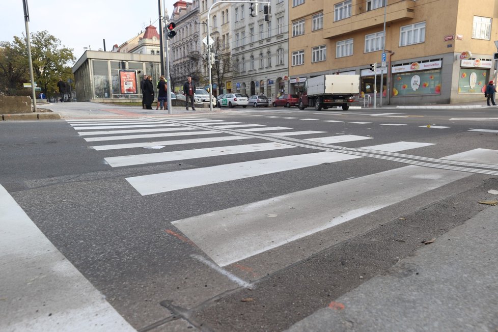 Na náměstí Jiřího z Poděbrad začaly fungovat 4 nové přechody. TSK je zde vytvořila v rámci rekonstrukce světelné signalizace