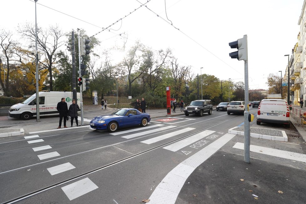 Na náměstí Jiřího z Poděbrad začaly fungovat 4 nové přechody. TSK je zde vytvořila v rámci rekonstrukce světelné signalizace