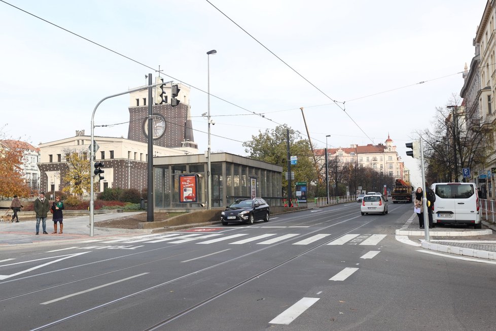 Na náměstí Jiřího z Poděbrad začaly fungovat 4 nové přechody. TSK je zde vytvořila v rámci rekonstrukce světelné signalizace