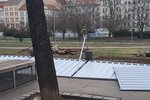 Začala rekonstrukce náměstí Jiřího z Poděbrad. Zábrany dělníci špatně ukotvili a při prvním větru spadly