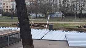 Začala rekonstrukce náměstí Jiřího z Poděbrad. Zábrany dělníci špatně ukotvili a při prvním větru spadly
