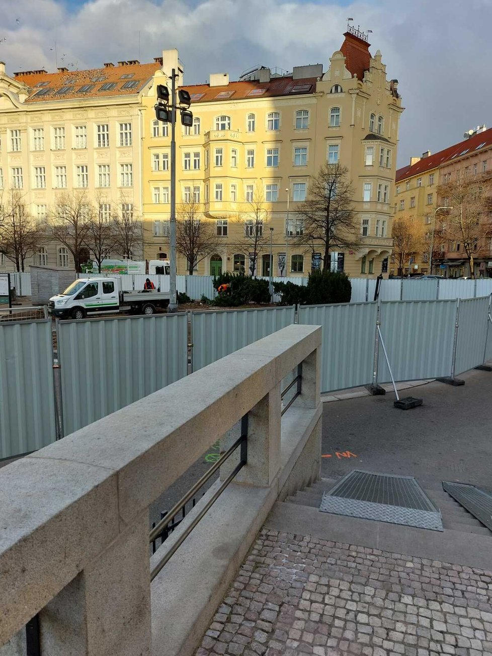 Začala rekonstrukce náměstí Jiřího z Poděbrad. Zábrany dělníci špatně ukotvili a při prvním větru spadly.