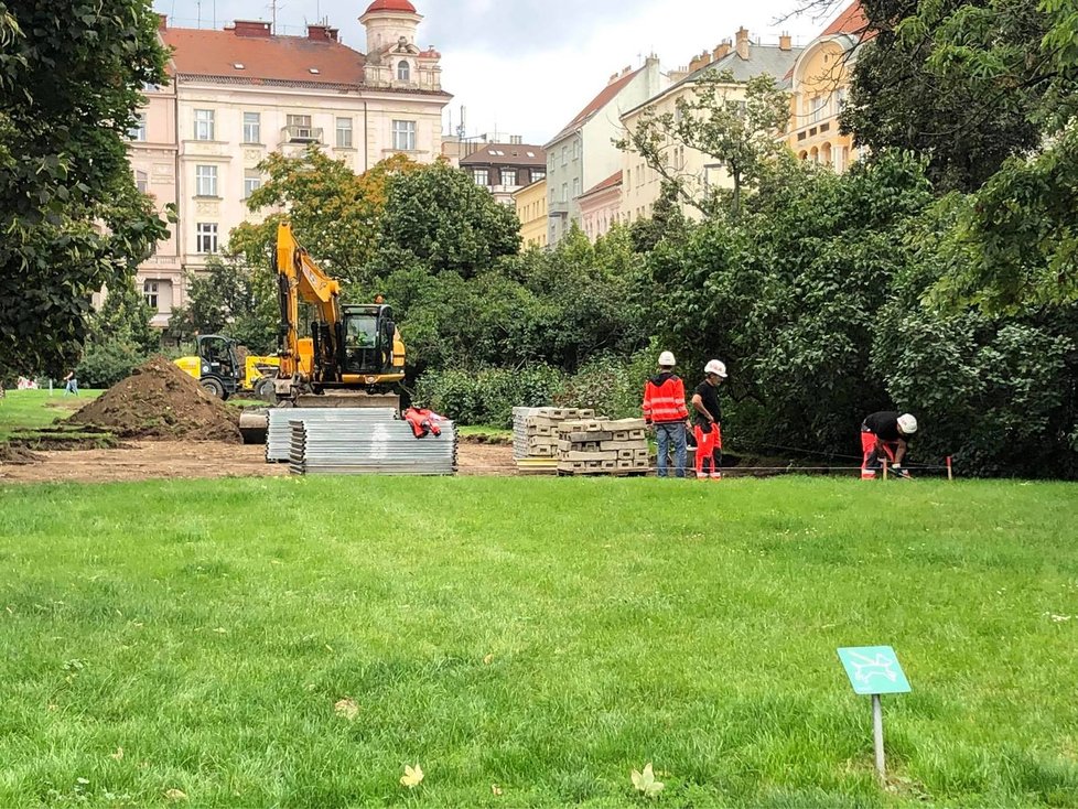 O kus dál se ale už bagry zakusují do země a připravují stavbu výtahu