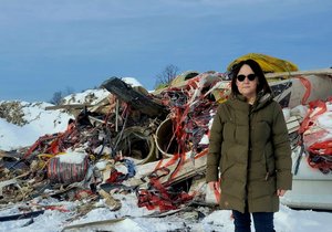 Starostka obce Jiříkov Barbora Šišková na nelegální skládce odpadu, který kamiony navezly z Německa.Nelegální skládka odpadu u obce Jičíkov na Bruntálsku. Odpad tu vysypaly kamiony z Německa.