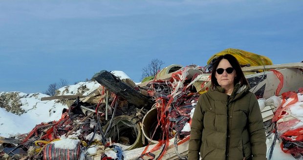 Starostka obce Jiříkov Barbora Šišková na nelegální skládce odpadu, který kamiony navezly z Německa.