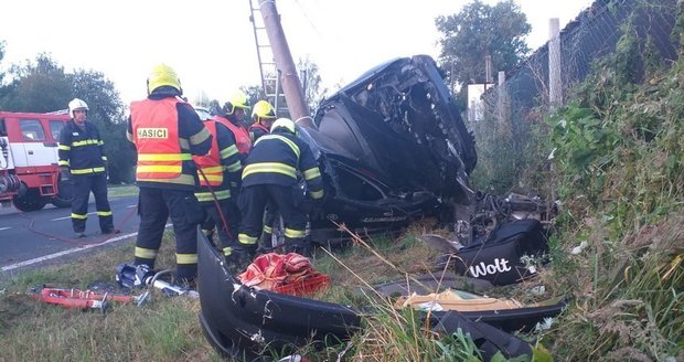 Tragická nehoda v Moravských Budějovicích: Po nárazu do sloupu zemřel řidič osobního auta