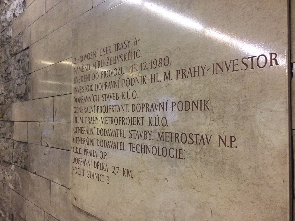 Stanici metra Želivského zdobí velkolepá mozaika Jiřiny Adamcové.