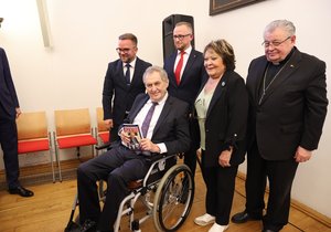 Jiřina Bohdalová a Miloš Zeman spolu s autory knihy