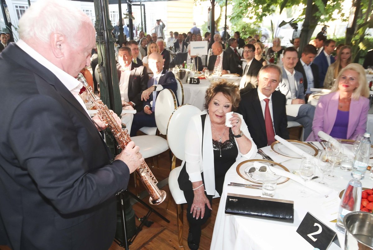 Felix Slováček zahrál melodii z večerníčku Pohádek z mechu a kapradí a Jiřinu Bohdalovou tím rozplakal