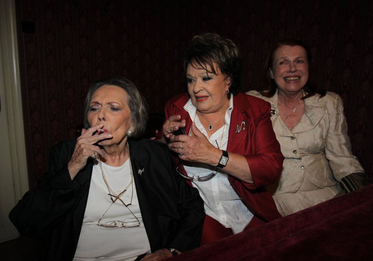 2011 - Zatímco představitelé tří hlavních pánů už jsou po smrti, trio »světic« Jiřina Bohdalová, Jiřina Jirásková a Iva Janžurová se těší pevnému zdraví a stále hrají.