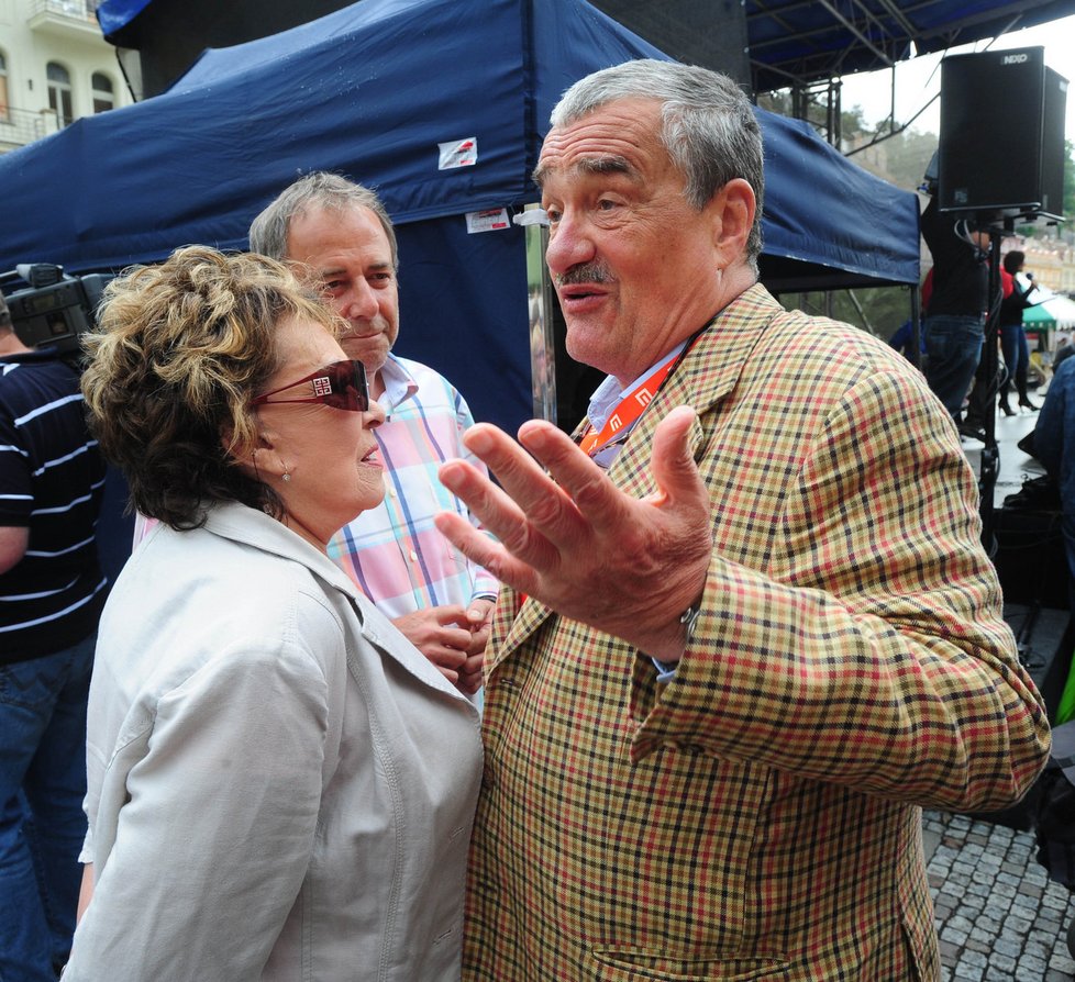 Jiřina Bohdalová a prezidentský kandidát Karel Schwarzenberg tělo na tělo