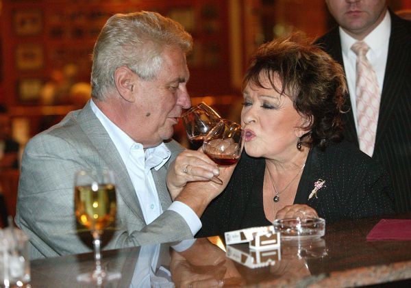 Miloš Zeman s Jiřinou Bohdalovou u skleničky vína