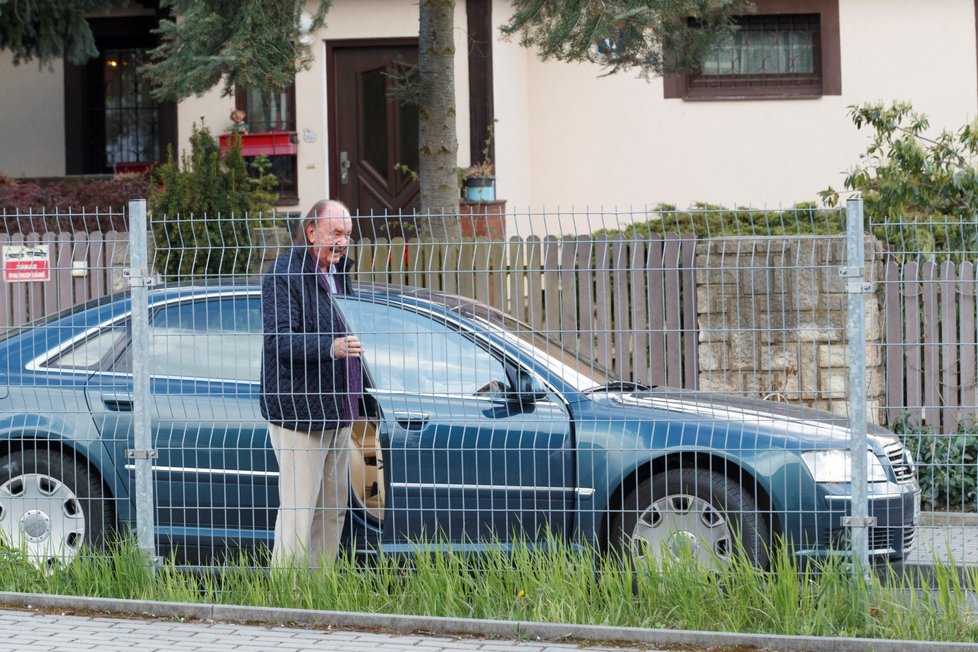 Gratulanti dorazili k Jiřině Bohdalové: František Janeček.