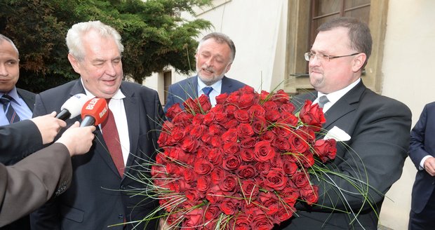 Jiřince přeju, aby tady byla do sta let, proto sto růží, řekl Zeman.