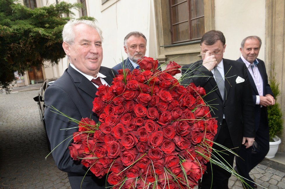 Miloš Zeman přivezl Jiřině velkou kytici růží