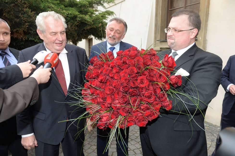 Miloš Zeman přivezl Jiřině velkou kytici růží.