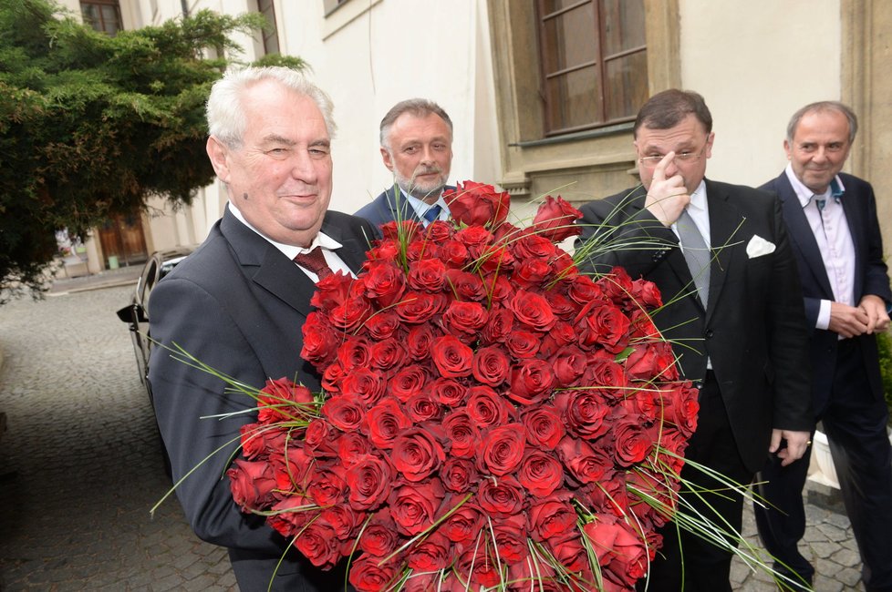 Miloš Zeman přivezl Jiřině sto růží.
