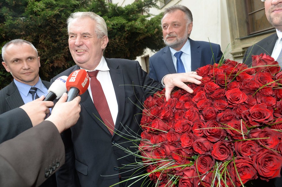 Miloš Zeman přivezl Jiřině velkou kytici růží.