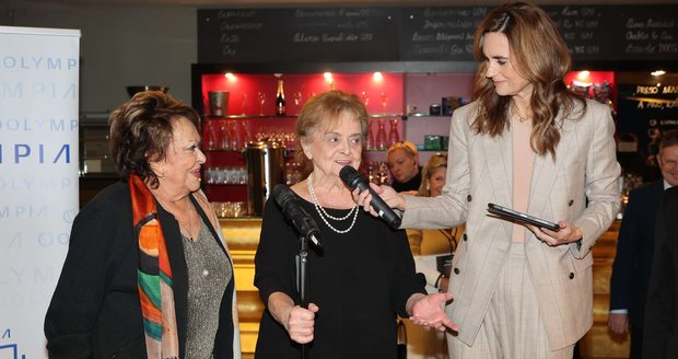 Bautizo de la cocinera Jiřina Bohdalová: Daniela Brzobohatá (antes Písařovicová) y la coautora Jana Roušarová Bautizo de la cocinera Jiřina Bohdalová: Daniela Brzobohatá (antes Písařovicová) y la coautora Jana Roušarová