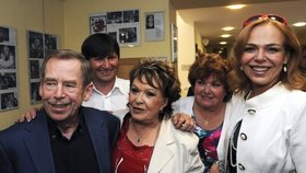 Jiřina Bohdalová na společné fotce s manželským párem Václav Havel - Dagmar Havlová