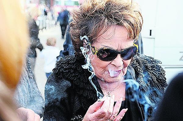 Jiřina Bohdalová byla tak nervózní, že popotahovala z cigarety.
