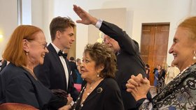 Jiřina Bohdalová přála na recepci ve Španělském sále Ivě Janžurové k Řádu Bílého lva (28.10.2026)