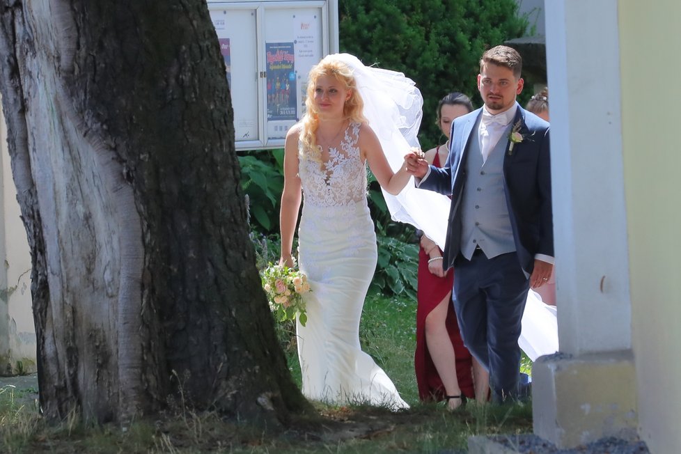 Svatba vnuka Jiřiny Bohdalové Vojty Staše: Ženich a nevěsta v tradičně bílých šatech od Ponerů
