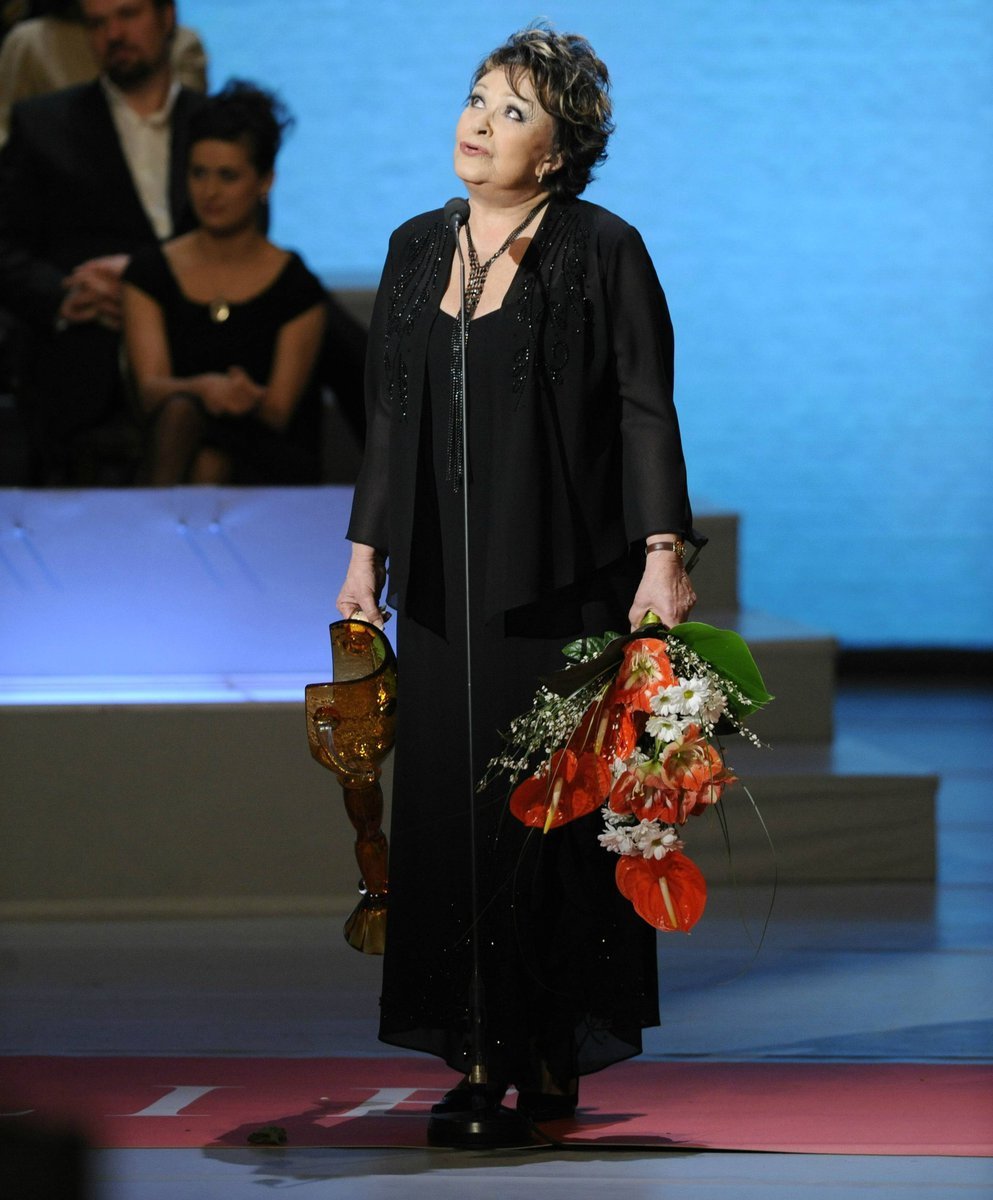 Jiřina Bohdalová si vychutnává ovace vstoje, jimiž publikum Národního divadla ocenilo její mistrovství.