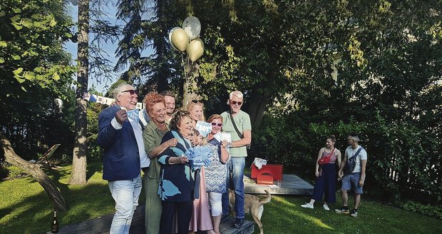 Oslava, kde se sešla celá rodina: Pavel Skřípal, herec a Vojtův táta, Simona Stašová, herečka a Vojtova máma, Vojtěch Staš coby nastávající otec, Helena Stašová coby nastávající maminka a její rodiče. A v popředí samozřejmě Jiřina Bohdalová.