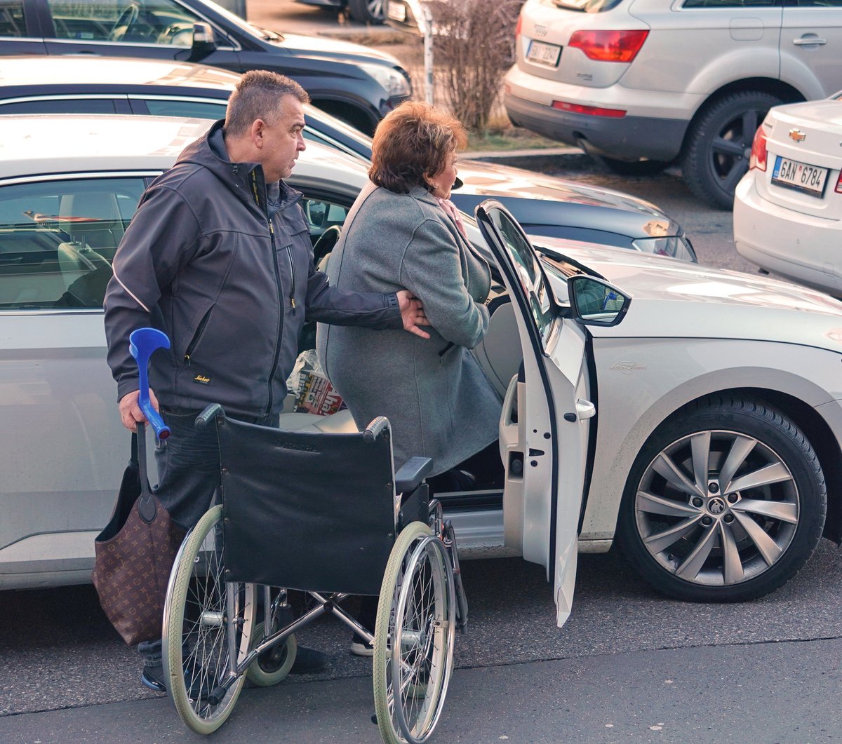 Řidič jí naložil na invalidní vozík…