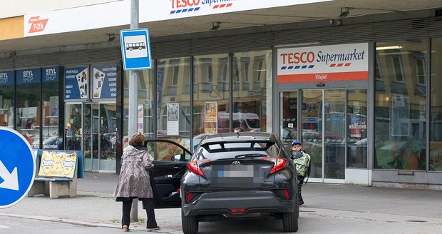 Takhle parkují jen otrlí silniční piráti. Nebo ti, kteří vědí, že se jim nic nestane...