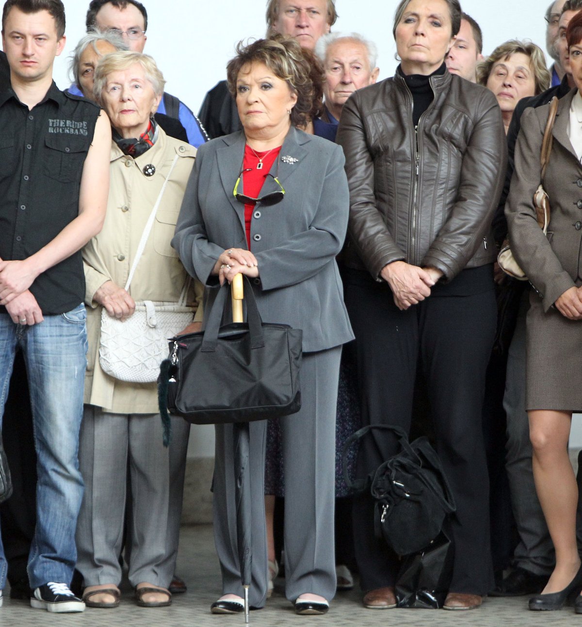 Jiřina Bohdalová stála v davu, místo v lavici odmítla.