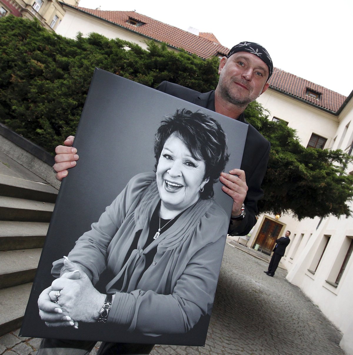 Jakub Ludvík (42): Mezi originální a hodně osobní dárky se zařadil i hereččin fotoportrét. „Je jen málo fotek, na kterých se Jiřina směje... A mně se jedna povedla,“ okomentoval fotograf celebrit svůj prezent, cena: cca 25 000 Kč