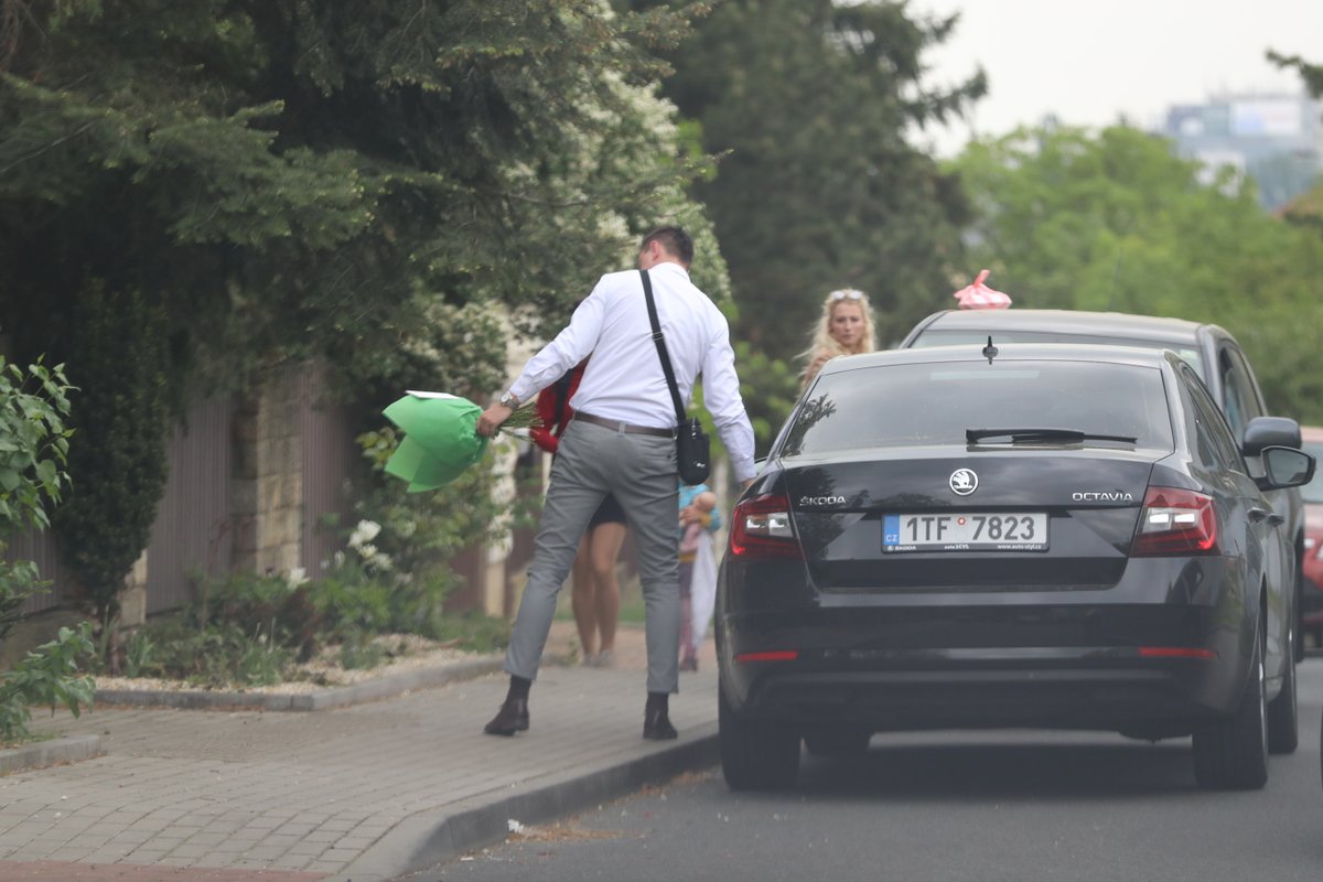 PRAHA-HOSTIVAŘ, ČTVRTEK 16:00 Vnuk Vojta jí přinesl krásnou orchidej.