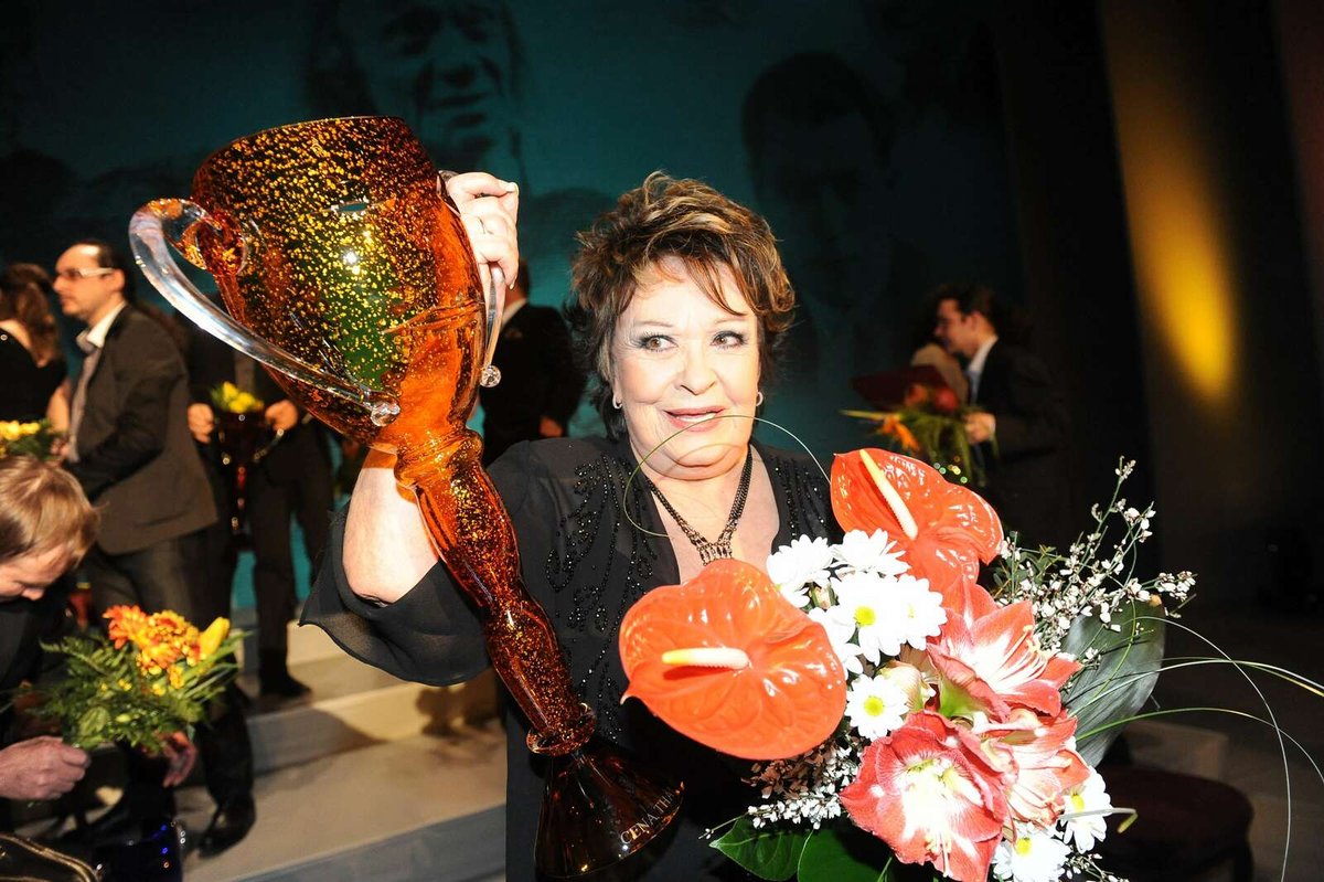 2011 Za celoživotní jevištní mistrovství dostala Cenu Thálie.