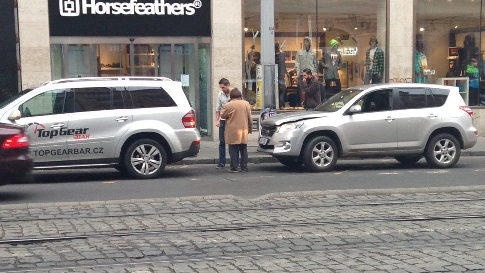 Auto Jiřiny Bohdalové se dostalo do řetězové nehody.