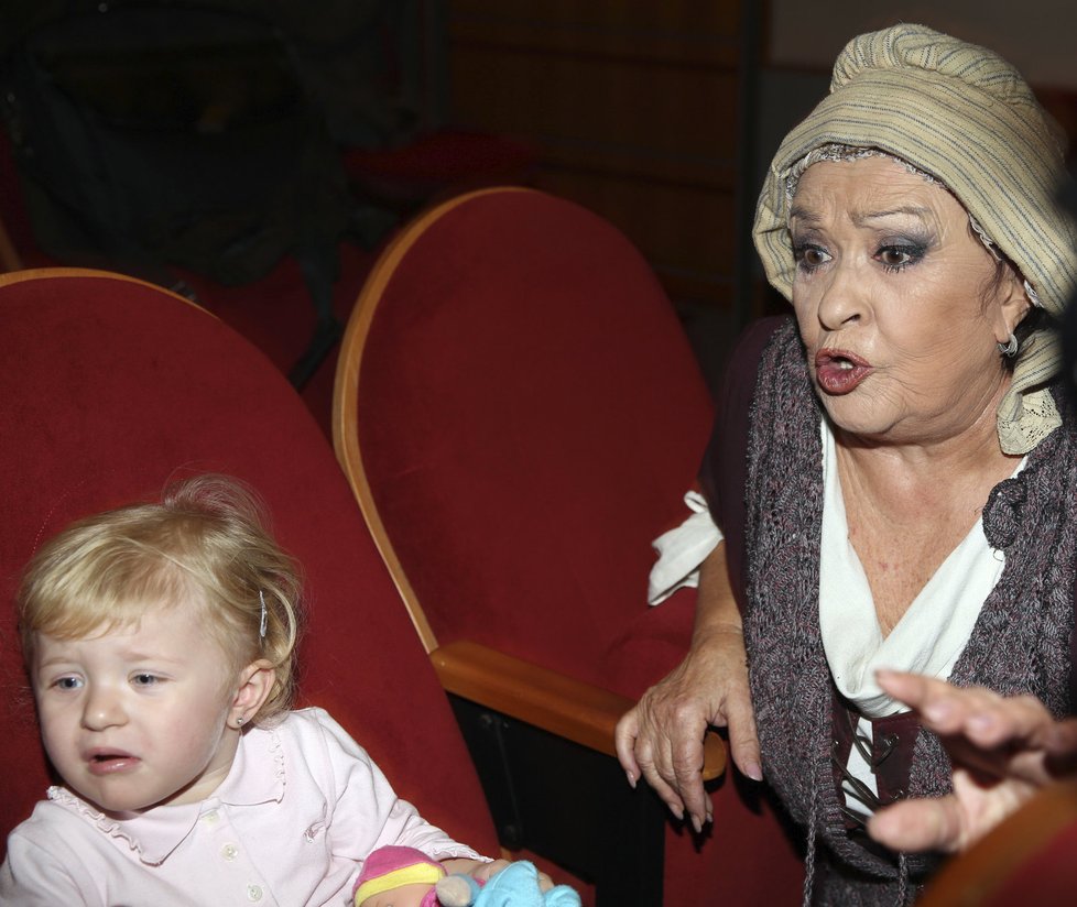 Na divadelní zkoušce si Bohdalová hrála s dcerou přítomné novinářky.