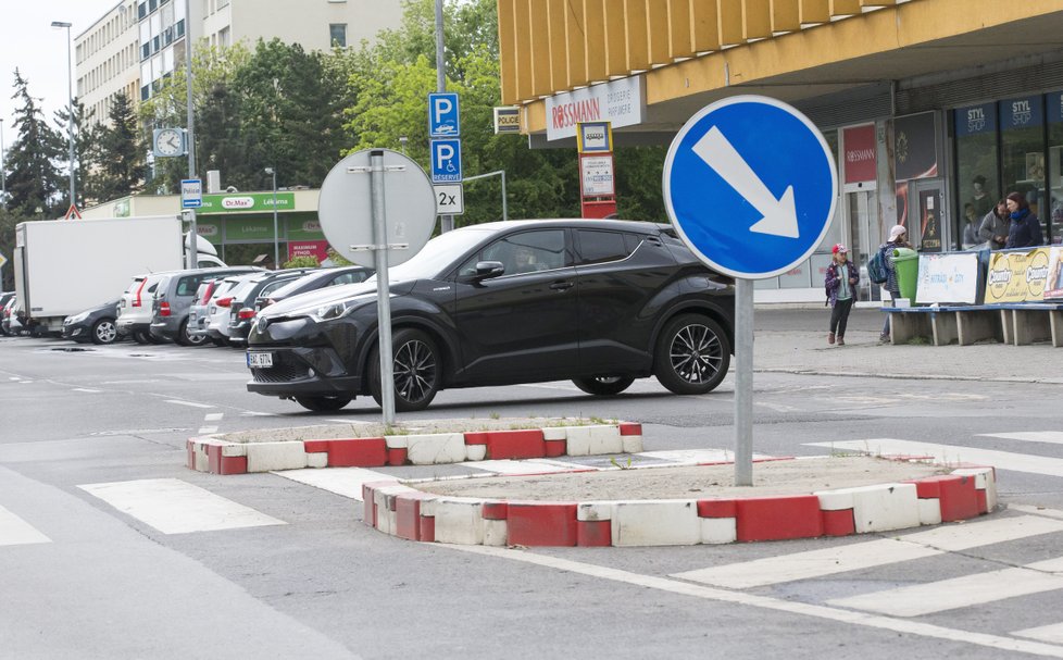 Otáčení na křižovatce: Tohle v autoškole asi nevyučují.