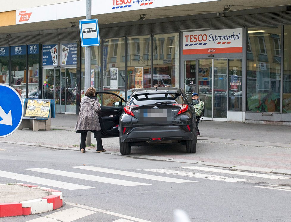 Takhle parkují jen otrlí silniční piráti. Nebo ti, kteří vědí, že se jim nic nestane...