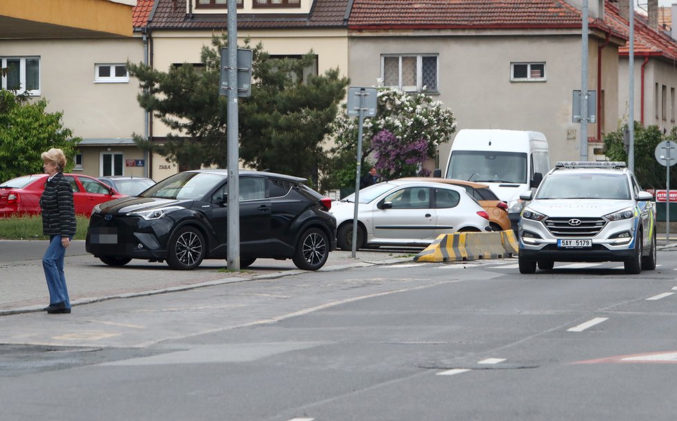 Policie se dívá jinam: Teď by se měl za stěračem objevit lísteček...